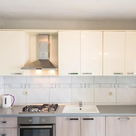 2 Bedroom Beautiful Apartment In Makarska Apartment *
