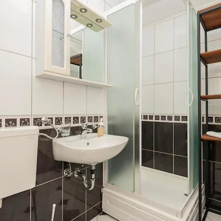 2 Bedroom Beautiful Apartment In Makarska