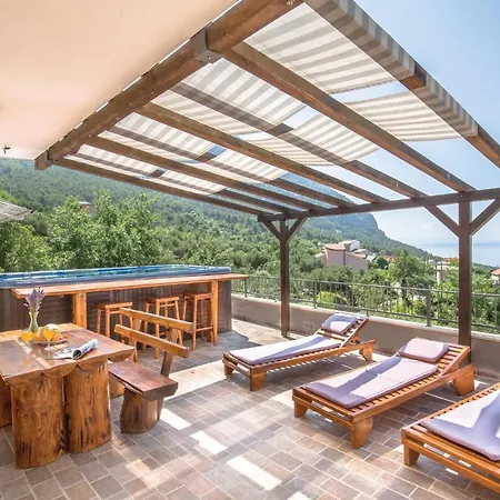 2 Bedroom Beautiful Apartment In Makarska Apartman *