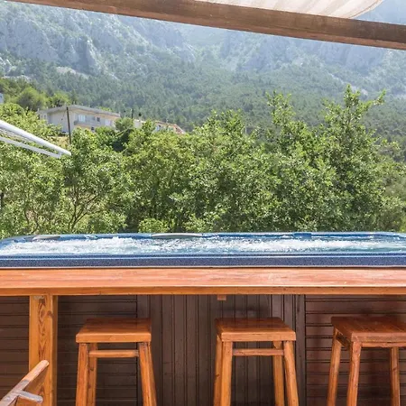 2 Bedroom Beautiful Apartment In Makarska Apartman