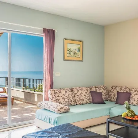 2 Bedroom Beautiful Apartment In Makarska Apartman *
