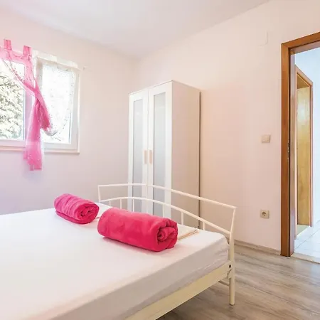 2 Bedroom Beautiful Apartment In Makarska Apartman