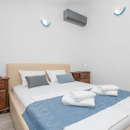2 Bedroom Beautiful In * ماكارسكا