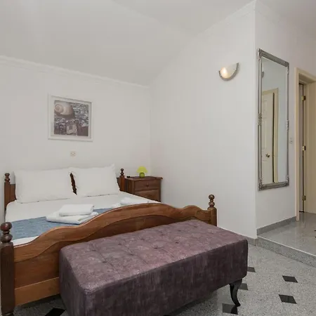 2 Bedroom Beautiful Apartment In Makarska Apartman *