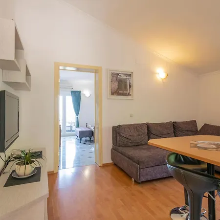 2 Bedroom Beautiful In ماكارسكا