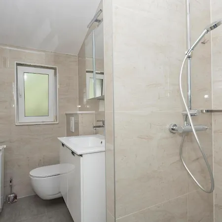 2 Bedroom Beautiful Apartment In Makarska Apartman *