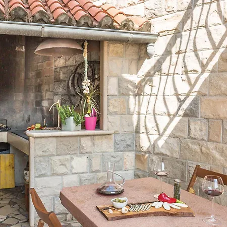 2 Bedroom Beautiful Apartment In Makarska Apartman *