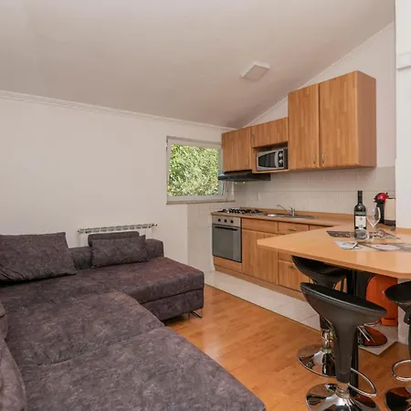 2 Bedroom Beautiful Apartment In Makarska Apartman *
