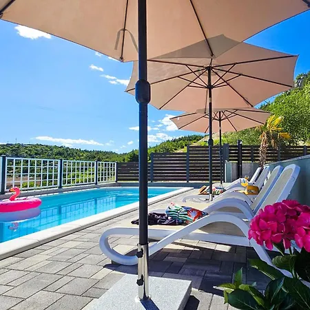 2 Bedroom Beautiful Apartment In Makarska